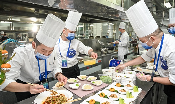 厨师正在制作参赛作品。重庆悦来国际会议中心供图 华龙网发
