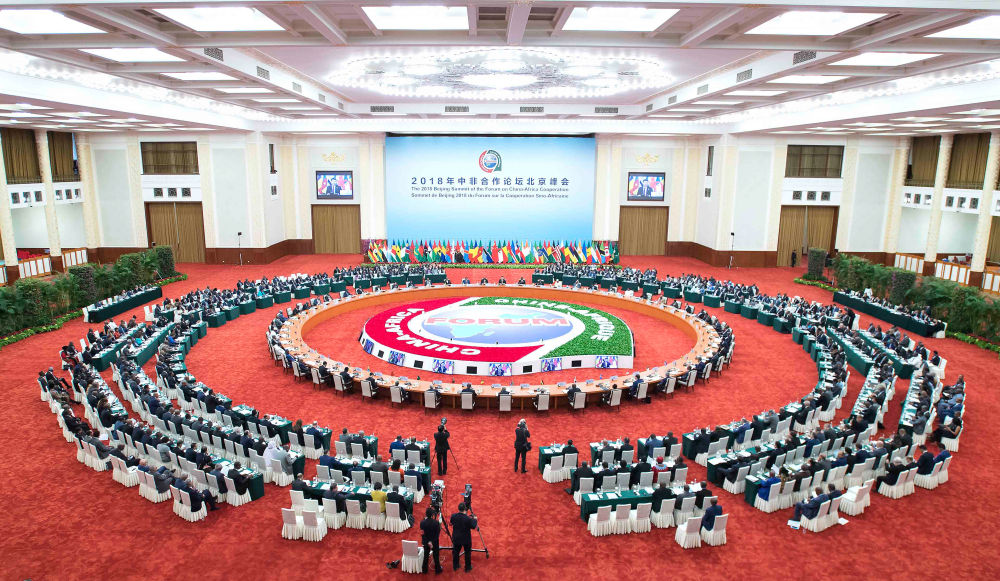2018年9月4日，中非合作论坛北京峰会圆桌会议在北京人民大会堂举行。习近平和论坛共同主席国南非总统拉马福萨分别主持第一阶段和第二阶段会议。新华社记者 李涛 摄