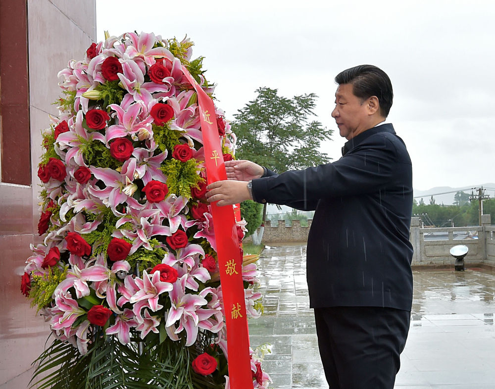 2016年7月18日，习近平在宁夏固原市西吉县将台堡向红军长征会师纪念碑敬献花篮。新华社记者 李涛 摄