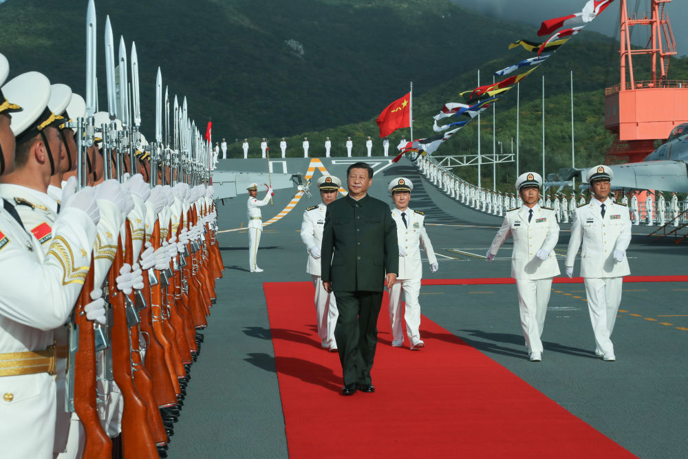 2019年12月17日，中国第一艘国产航空母舰山东舰在海南三亚某军港交付海军。习近平出席交接入列仪式并登舰视察。这是仪式结束后，习近平登上山东舰，检阅仪仗队。新华社记者 李刚 摄