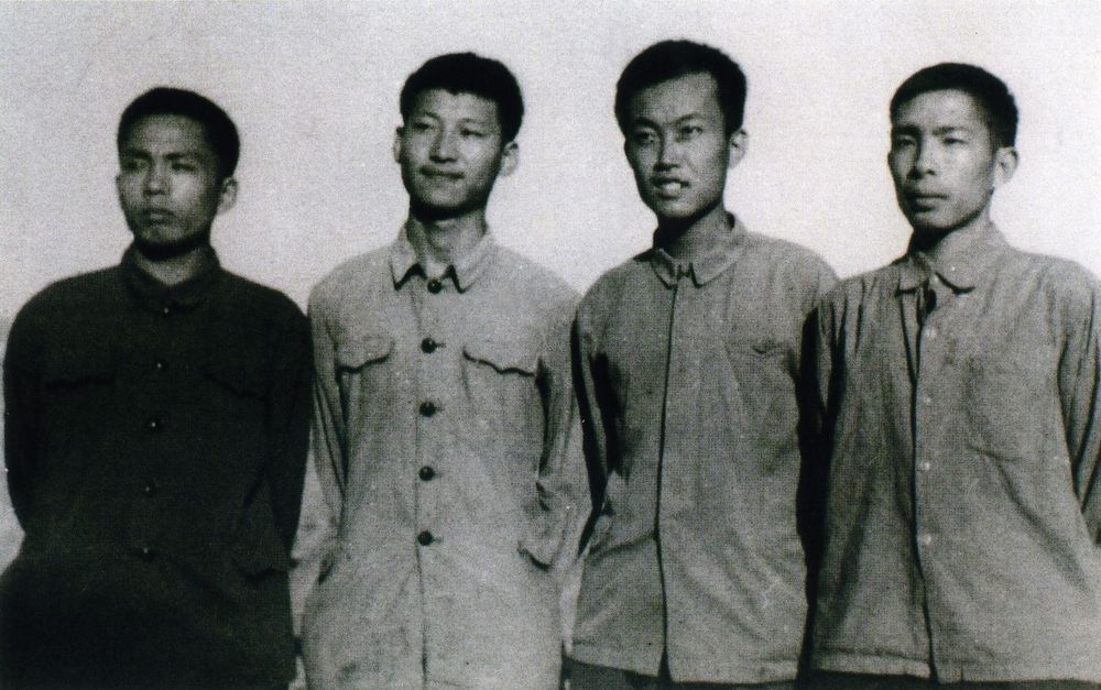 这是1973年上山下乡时期，习近平(左二)在陕西省延川县。新华社发