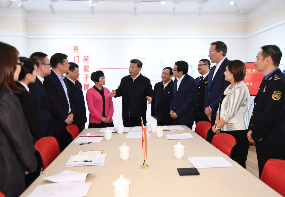 2019年11月2日，习近平在上海市长宁区虹桥街道古北市民中心，同参加法律草案意见建议征询会的中外居民亲切交谈，详细询问法律草案的意见征集工作情况。新华社记者 谢环驰 摄